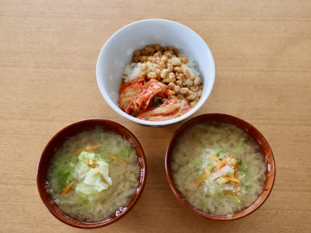 クッカーで作ったキャベツの味噌汁と納豆キムチご飯の健康朝食セット