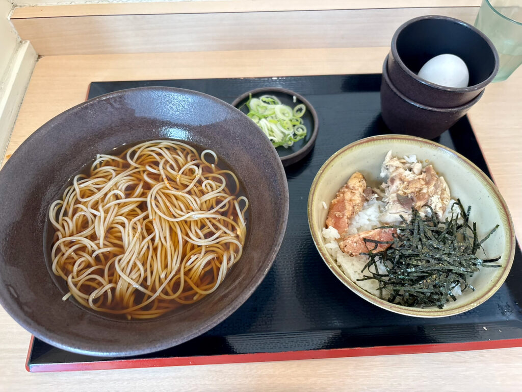ゆで太郎の朝食セット(温かけそば、焼鯖あぶりたらこごはん、生たまごの全体)