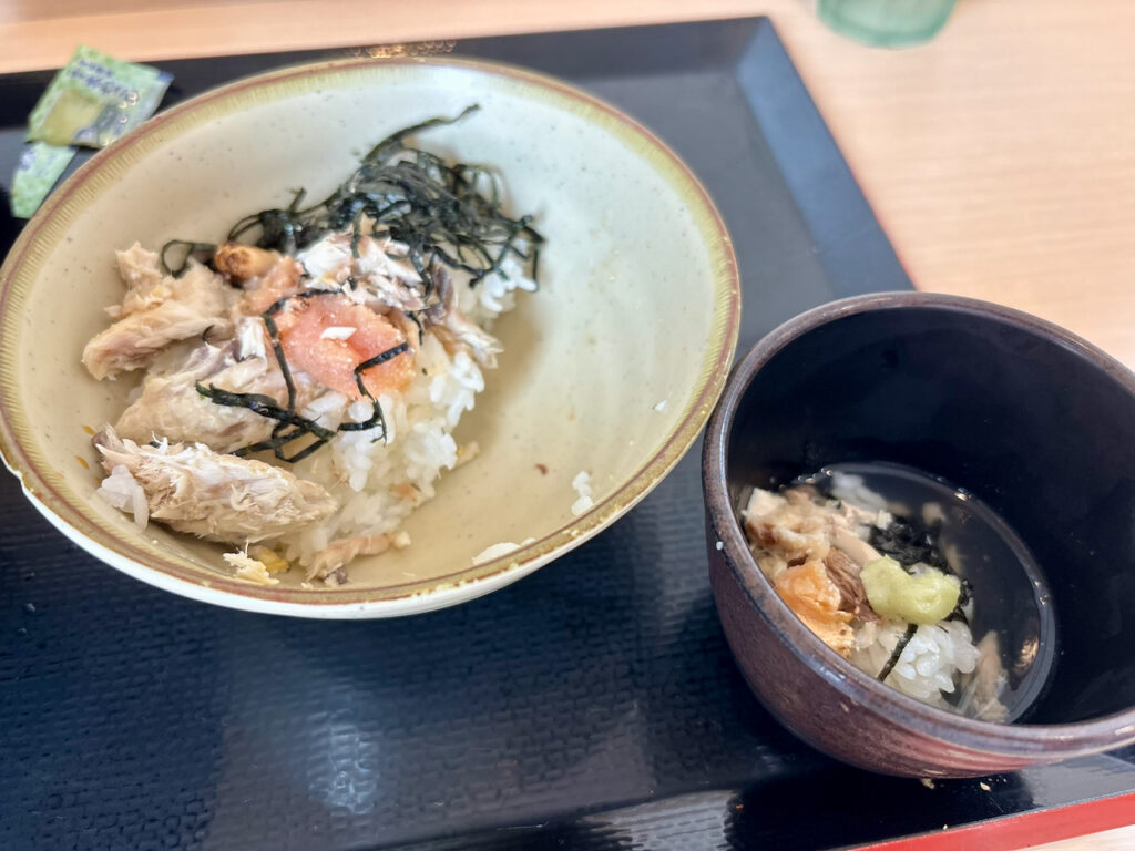 焼鯖ごはんと、生たまごの空き容器を再利用して作ったミニそば湯茶漬けの比較画像