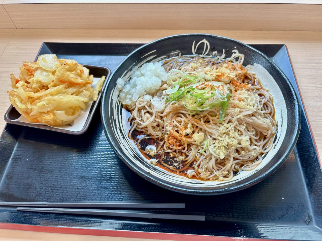 ゆで太郎の朝そば鬼おろし大盛りと野菜かき揚げの全体