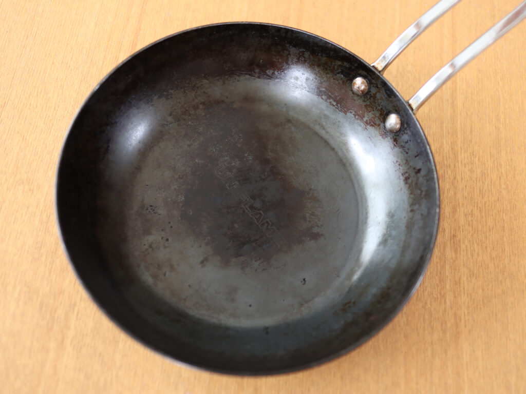 経年変化で中央にUNIFLAMEのロゴが浮かび上がるちびパンの表面