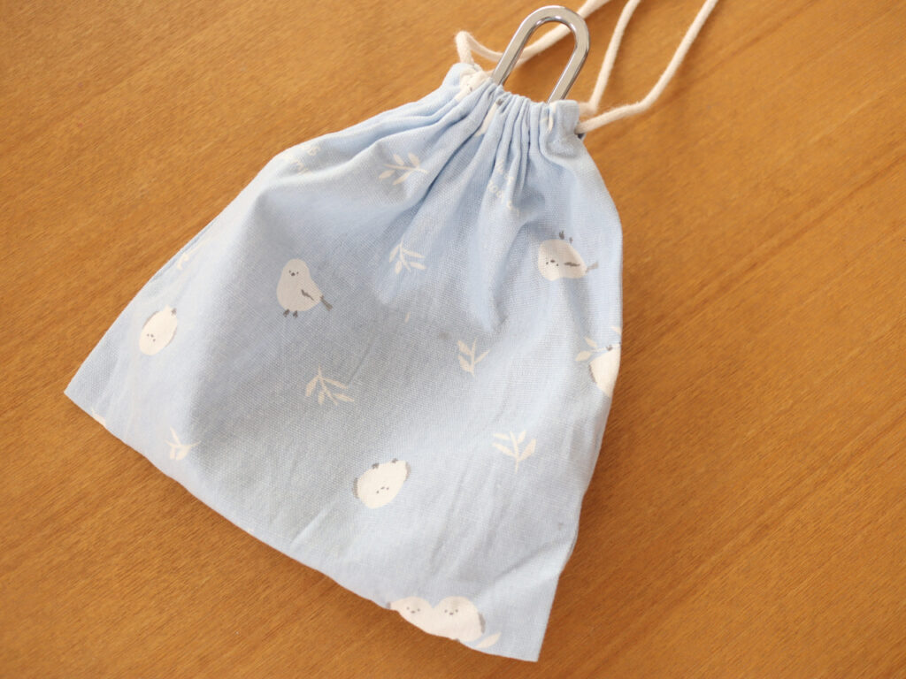 100均の可愛いシマエナガ柄の巾着袋にすっぽりと収納されたちびパン