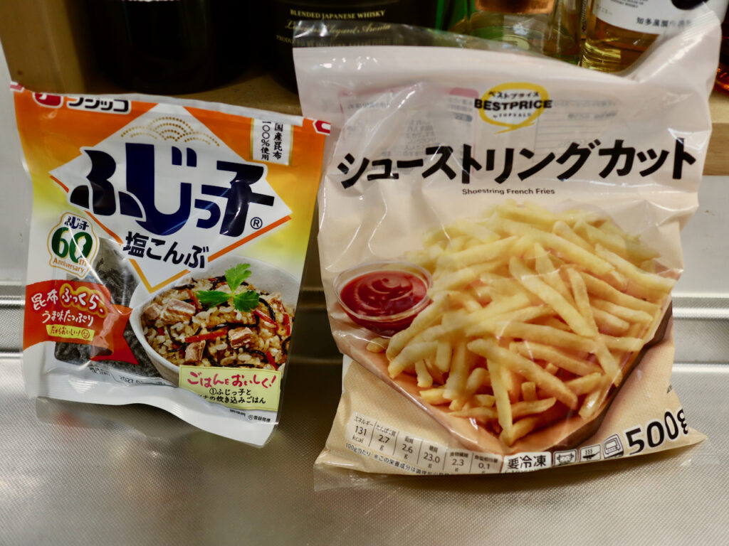 冷凍ポテトと塩昆布を並べた材料写真