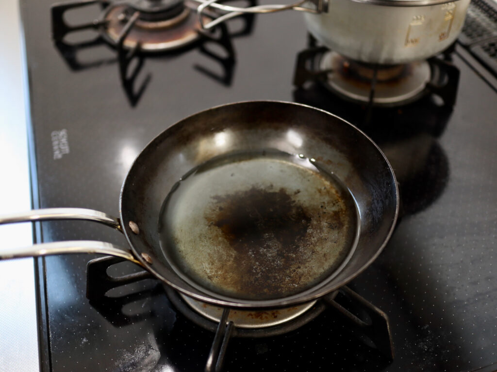 ちびパンへ少量の油を入れた様子