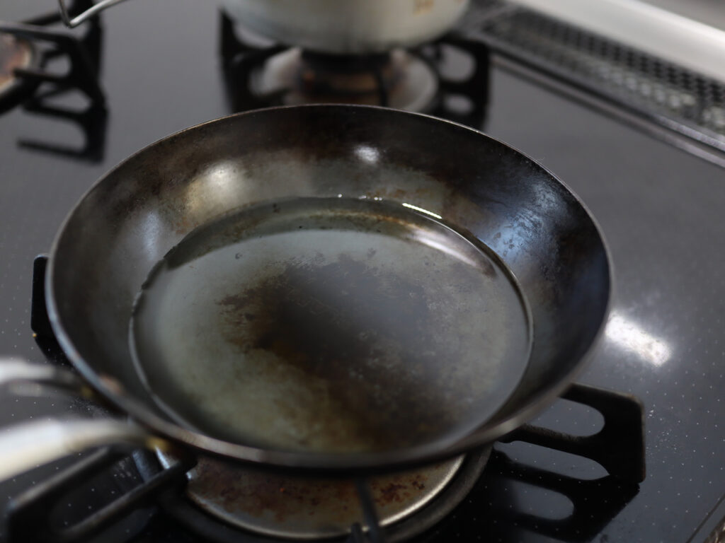 ちびパンへ少量の油を入れた様子