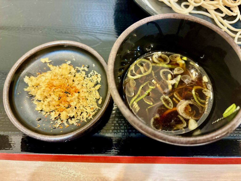 冷もりそばに天かすと七味唐辛子を追加したアレンジ
