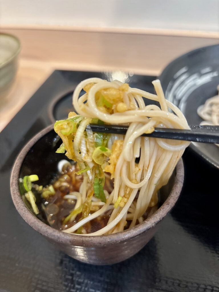 冷もりそばに天かすと七味唐辛子を追加したアレンジ
