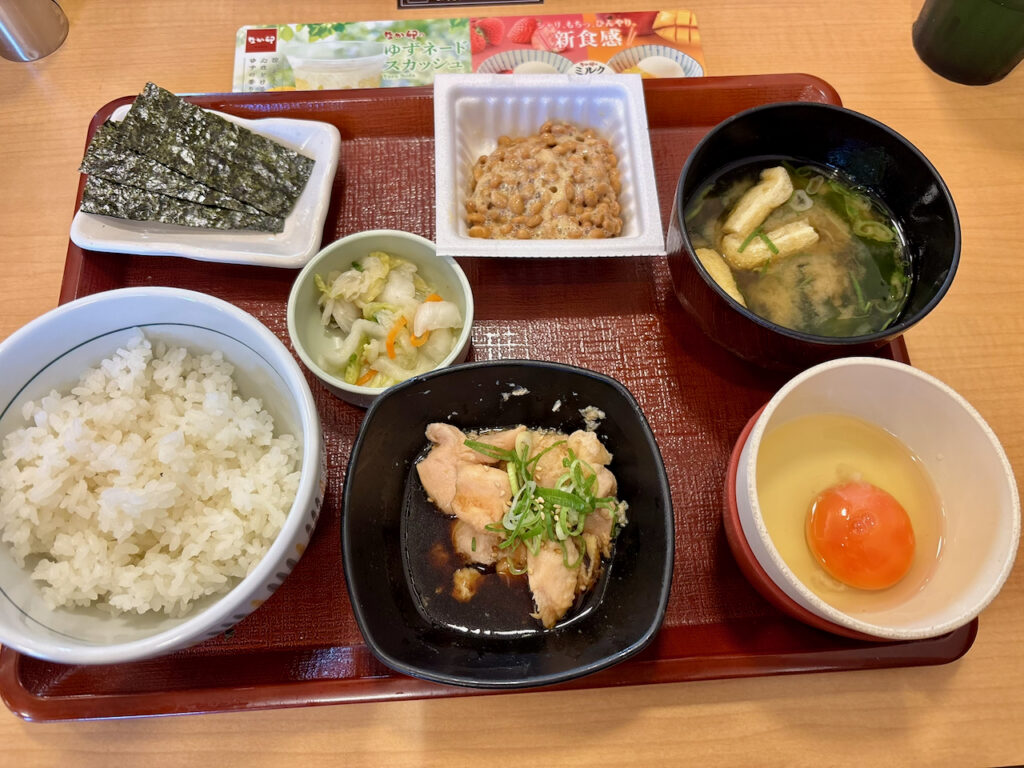 トレーに乗ったなか卯のこだわり卵の鶏小鉢朝食と追加トッピングの納豆