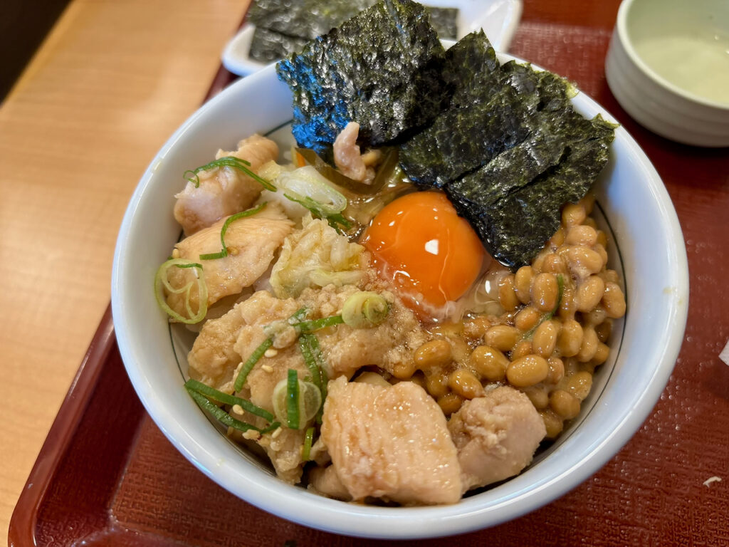 なか卯のこだわり卵の鶏小鉢朝食に納豆を追加した全部のせカスタム丼の全景