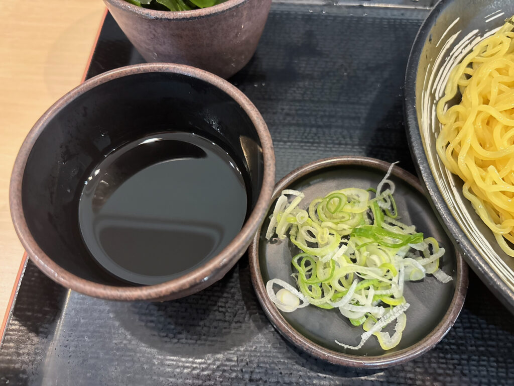ゆで太郎の朝ラーメン（冷）の和風つけつゆとねぎ