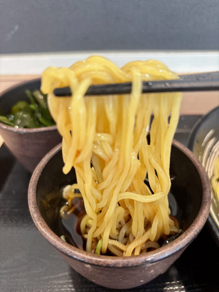 和風つけつゆに中華麺をくぐらせるゆで太郎の朝ラーメン（冷）