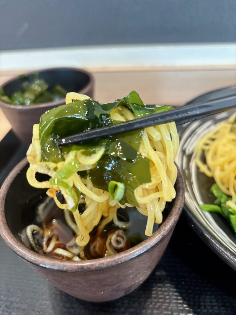 三陸わかめと中華麺を一緒に味わうゆで太郎の朝ラーメン（冷）