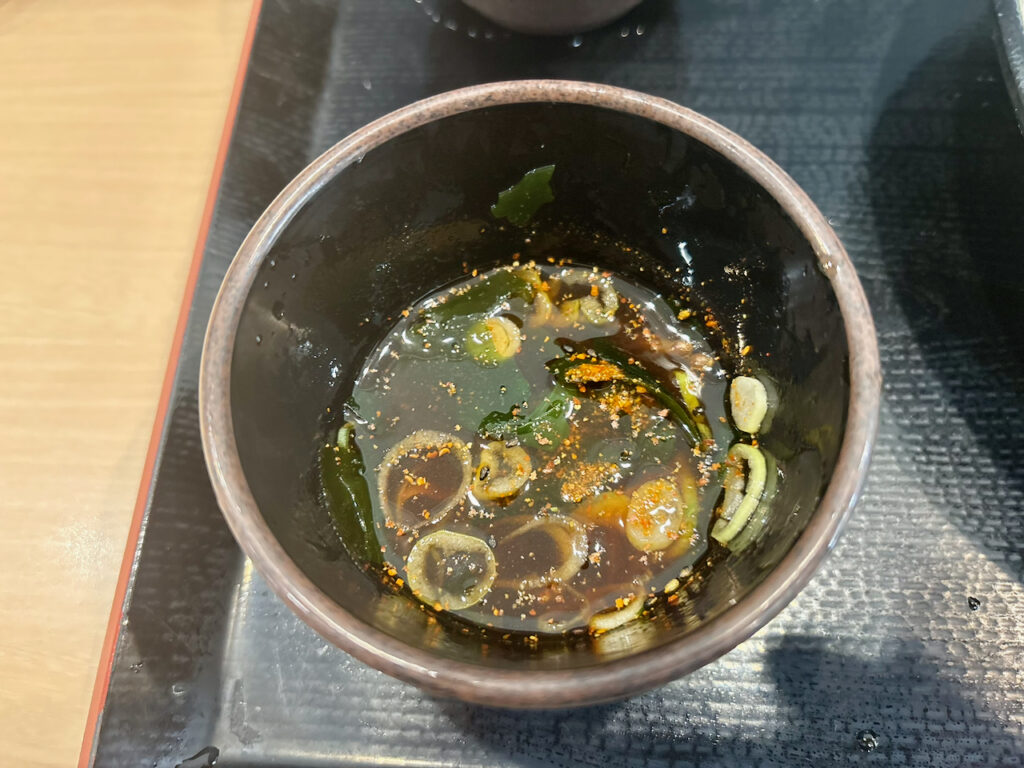 三陸わかめと七味、わさびを加えたゆで太郎の朝ラーメン（冷）
