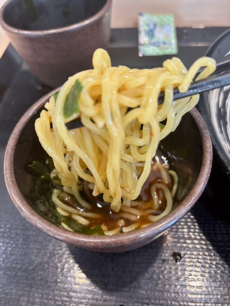 三陸わかめと中華麺を一緒に味わうゆで太郎の朝ラーメン（冷）