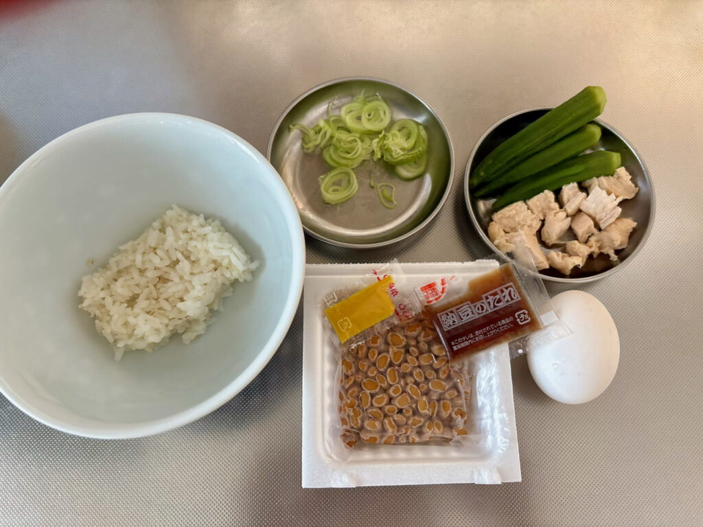 高タンパク丼の材料(ご飯、納豆、卵、ネギ、ボイルしたオクラと鶏ささみ)
