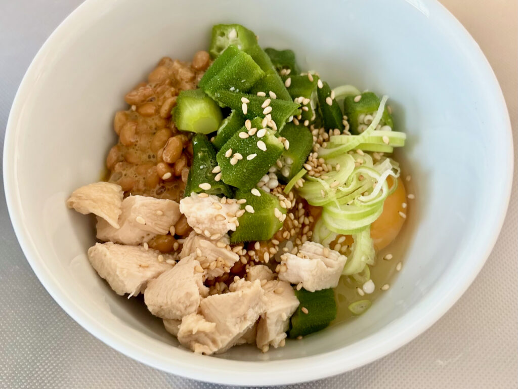 高タンパク丼(ご飯、納豆、卵、ネギ、ボイルしたオクラと鶏ささみ)