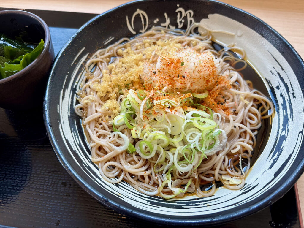 鬼おろし・ネギ・七味唐辛子・天かすが乗ったゆで太郎の朝そば丼のアップ