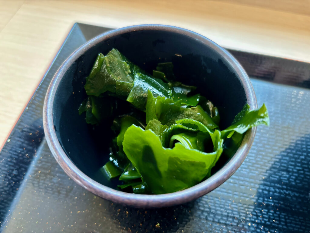 小鉢に盛り付けられたゆで太郎の肉厚な三陸産わかめ