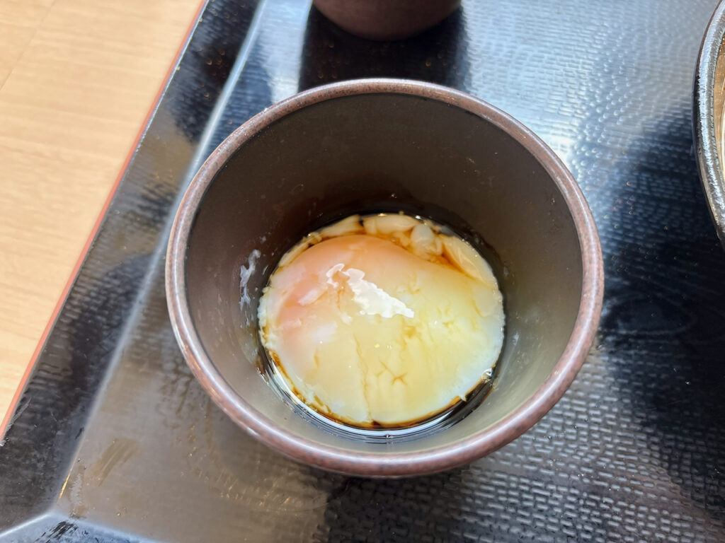 小鉢に入ったゆで太郎のトッピング温泉卵