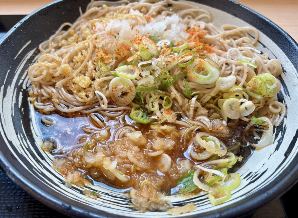 そばを上部に寄せて手前におつゆゾーンを作ったゆで太郎の朝そば丼