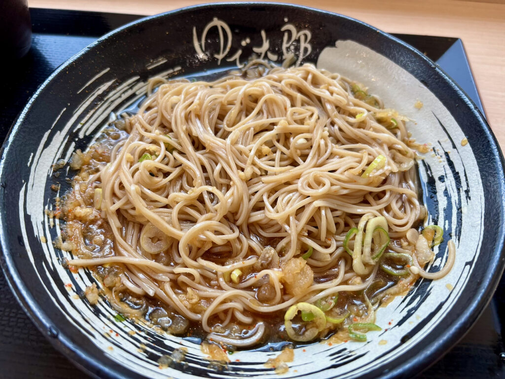 1/3ほど食べた後に鬼おろしとおつゆを全体にごちゃまぜにしたゆで太郎のそば