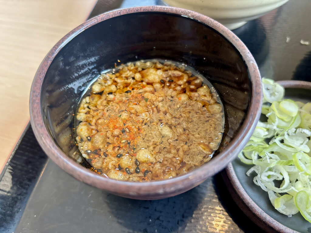ゆで太郎のそばつゆに天かすと七味唐辛子を入れたアレンジ