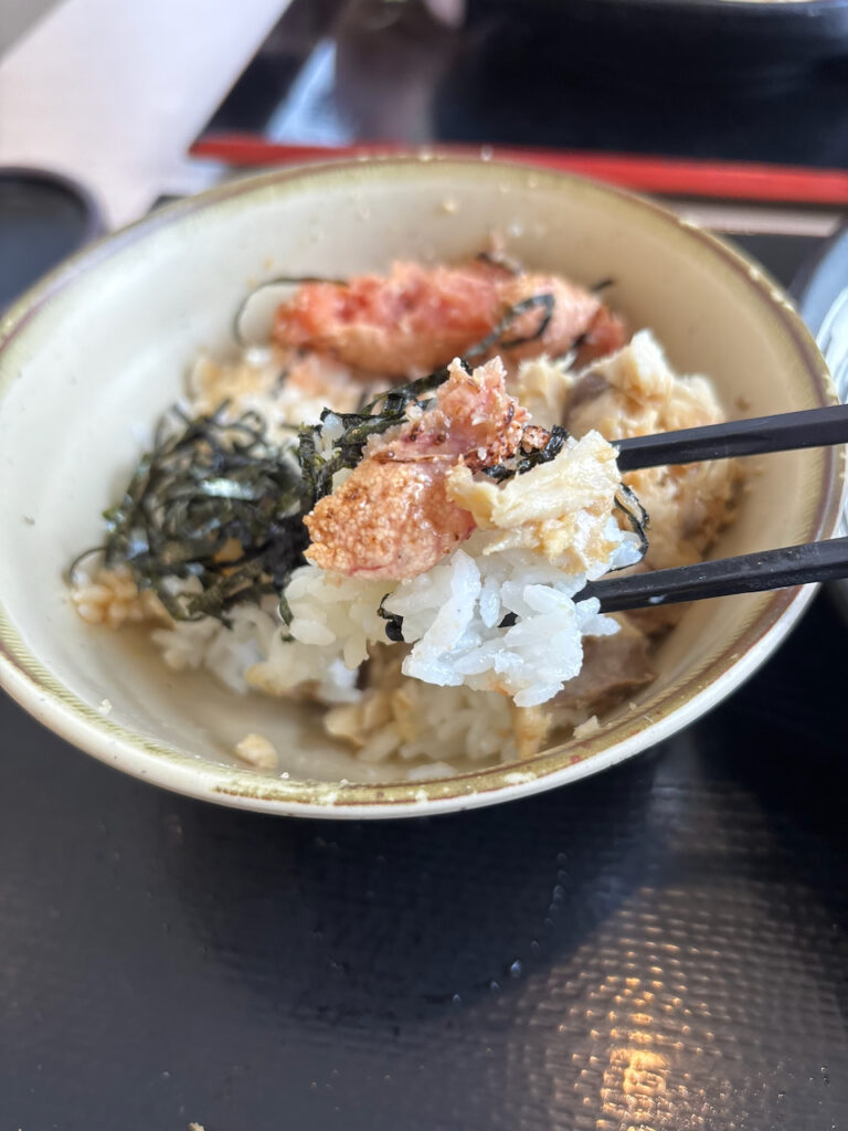 ゆで太郎の焼鯖炙りたらこごはん（ほぐし焼鯖と炙りたらこのアップ）