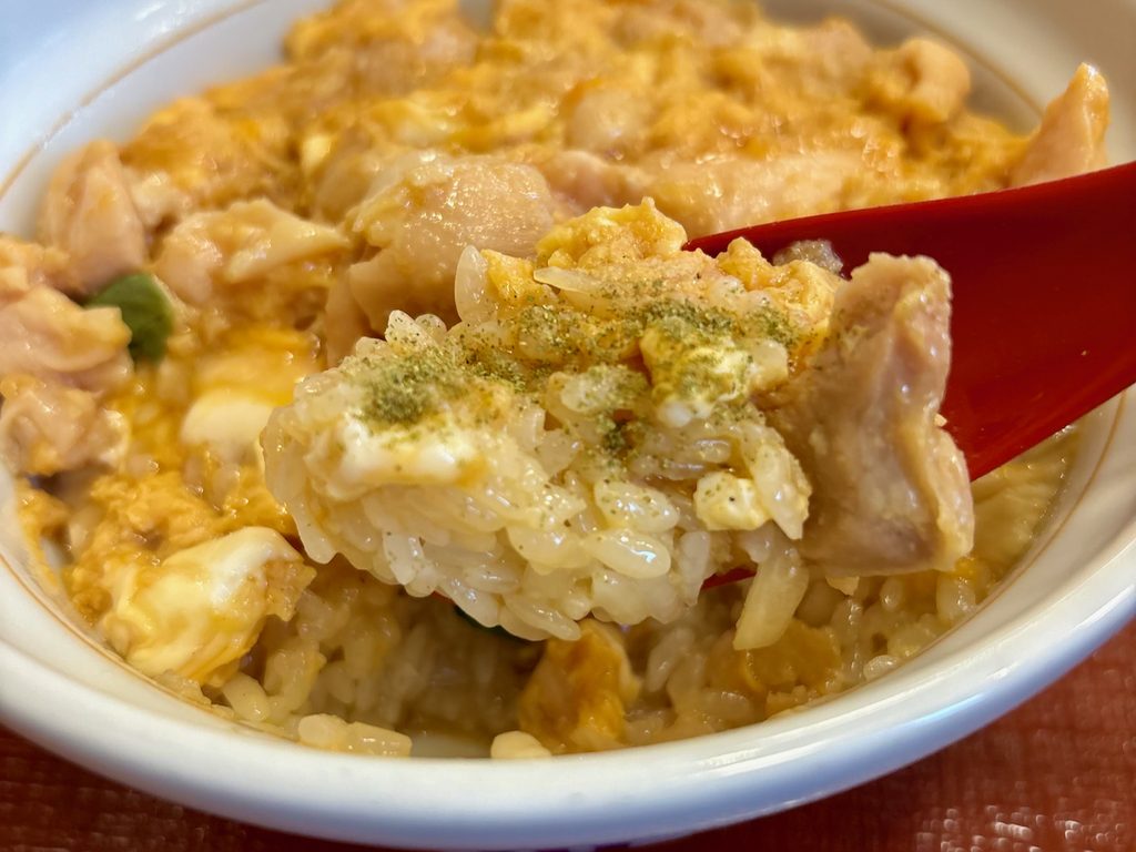 なか卯の親子丼に特製京風山椒をかけた様子