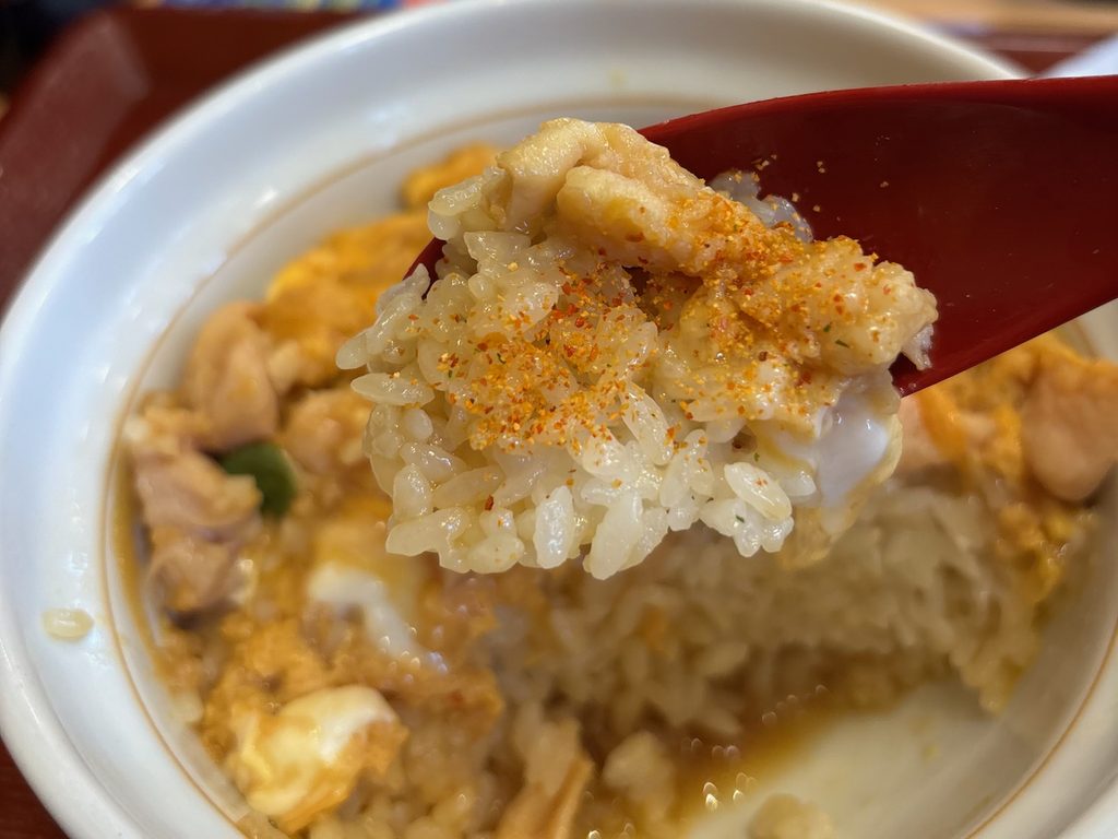 なか卯の親子丼に特製香りとうがらしをかけた様子