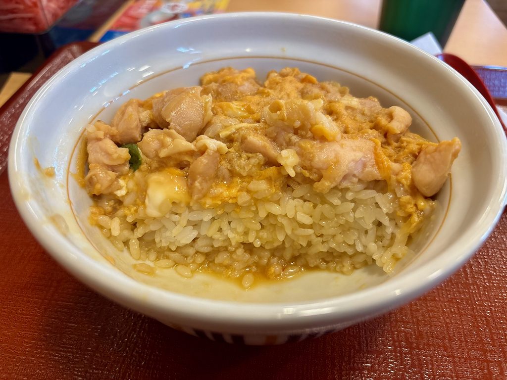 深めスプーンですくった、和風出汁がご飯の底まで染み込んだなか卯の親子丼