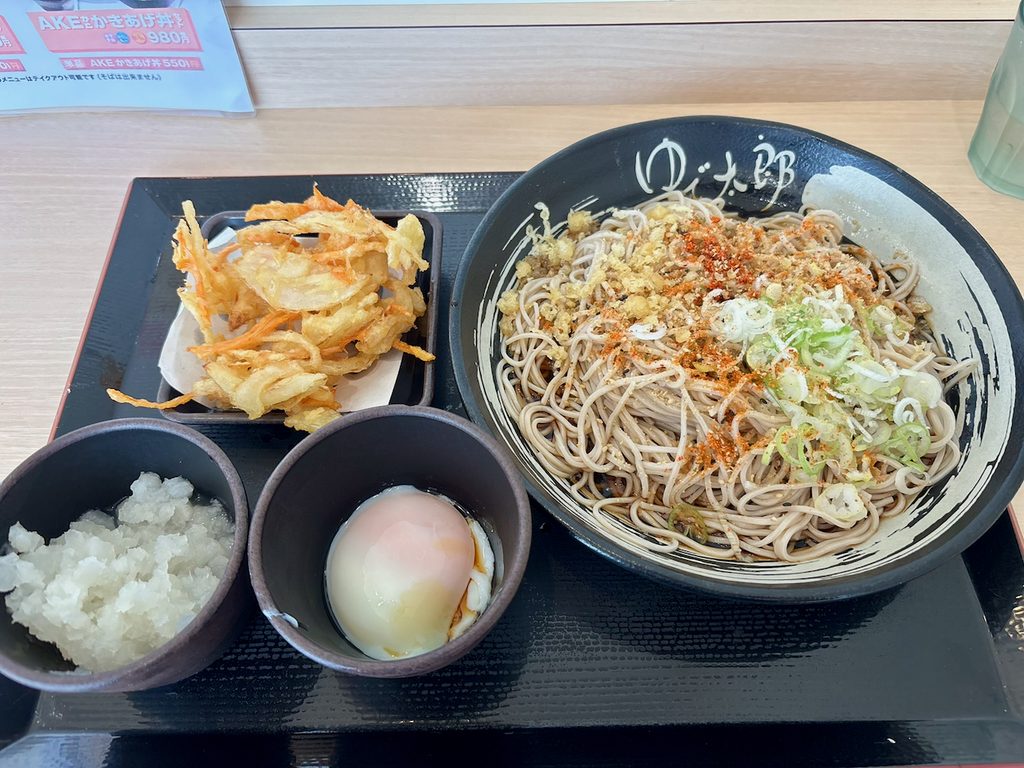 朝そば玉子冷やしの大盛り、かきあげ、温泉たまご、クーポン鬼おろしの全景