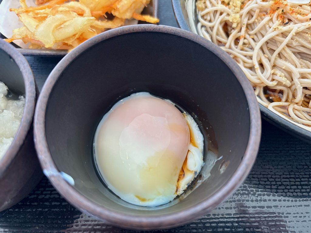 別鉢に入ったつゆ付きの温泉たまご