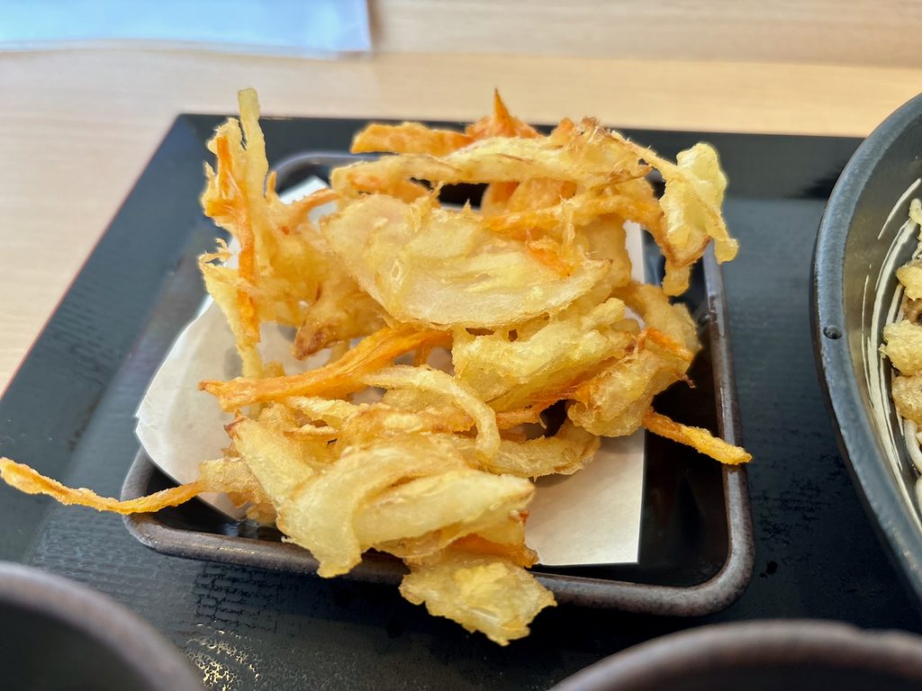 小鉢に盛られたサクサクの野菜かきあげ