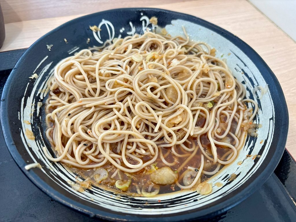 鬼おろしと薬味が全体に行き渡ったぶっかけ蕎麦