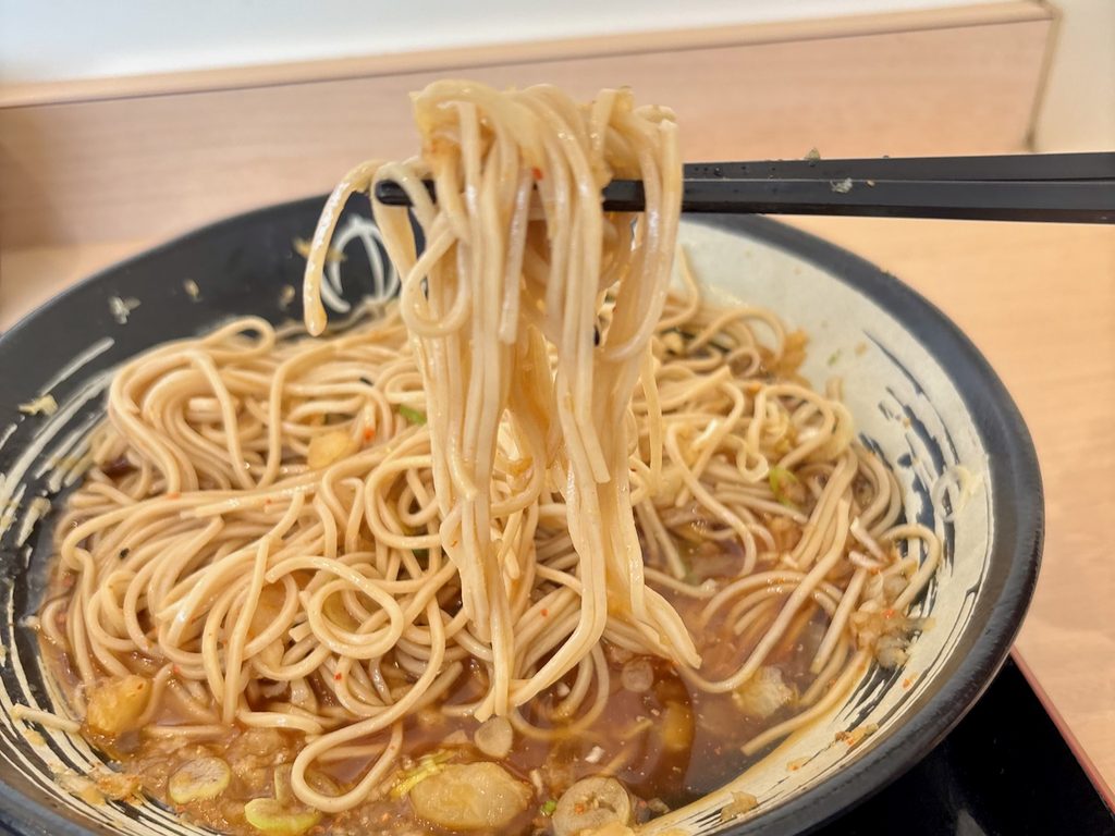 鬼おろしと薬味が全体に行き渡ったぶっかけ蕎麦