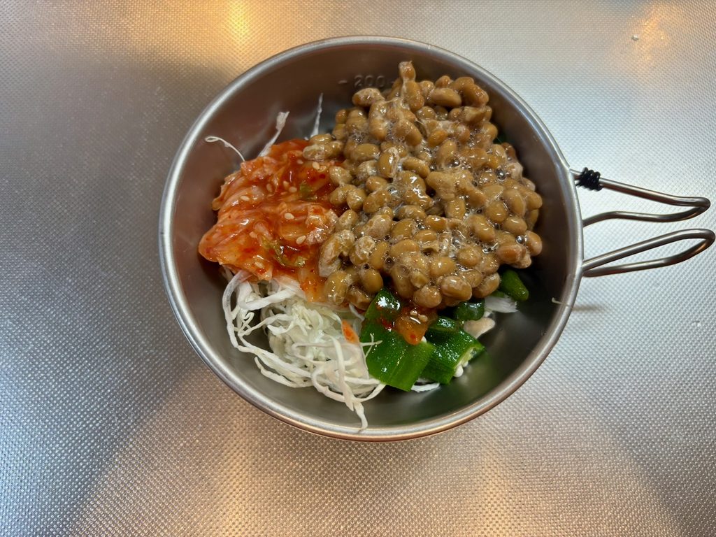 シェラカップにキャベツ、オクラ、キムチ、納豆を入れた状態
