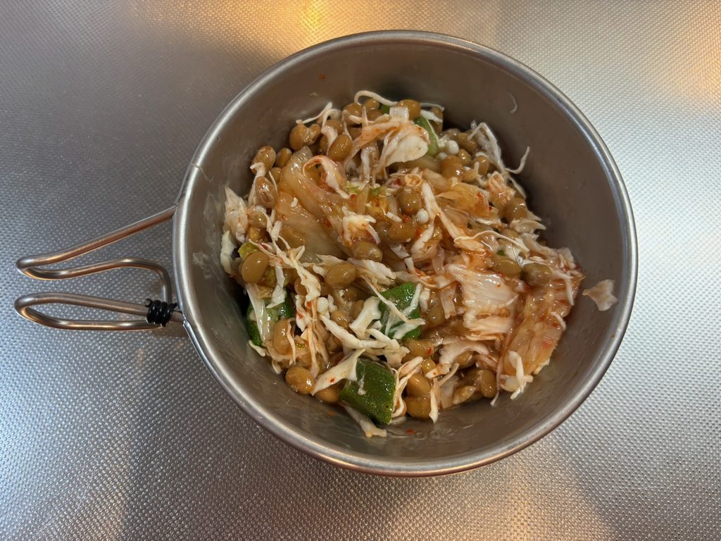 納豆と野菜を混ぜ合わせた写真