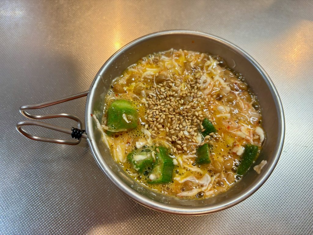 シェラカップで作ったオクラ、納豆、キムチ、たまご入りのねばねば丼