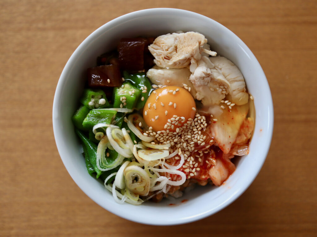 おくら、奈良漬、ささみ、キムチ、納豆、ねぎ、ごま、めかぶのねばねば丼