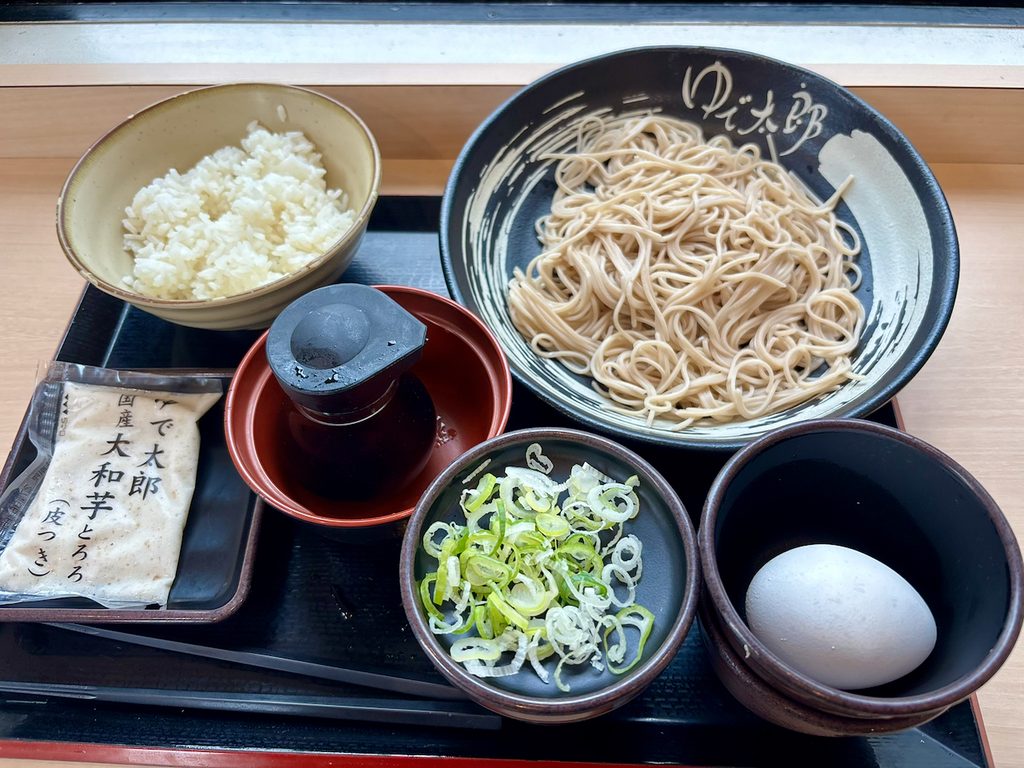 朝セット全体の全景。たまご、とろろ、ご飯、おそばが揃って豪華