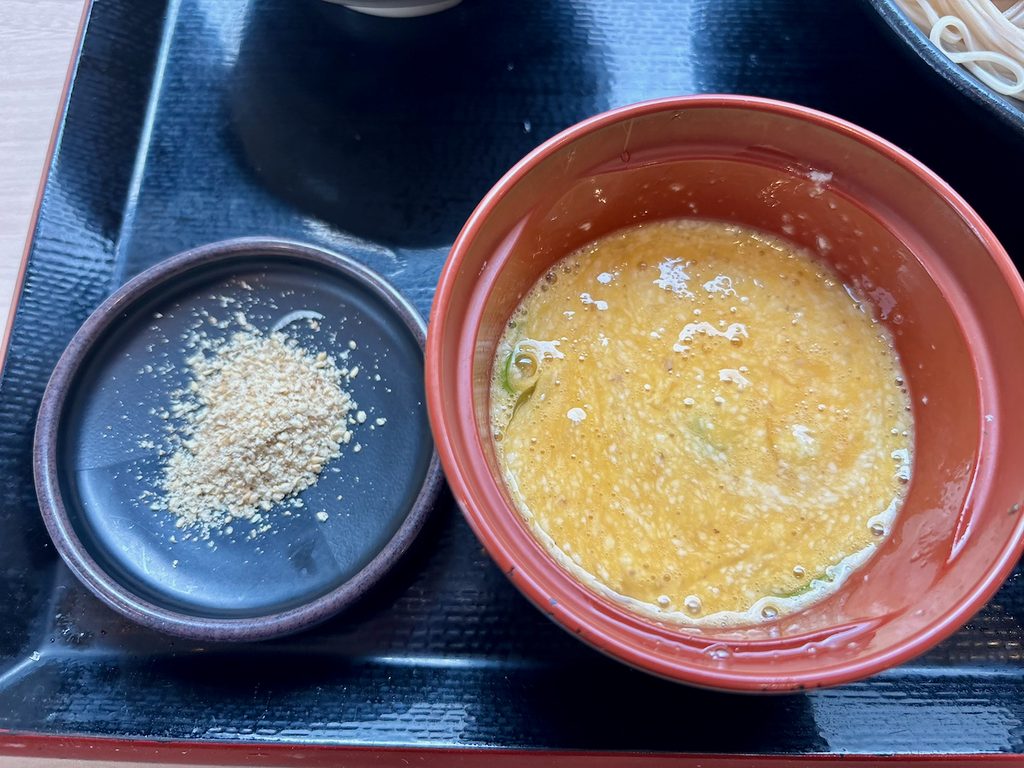 喉越しの良い細切りのおそばを特製つゆにくぐらせて一口!