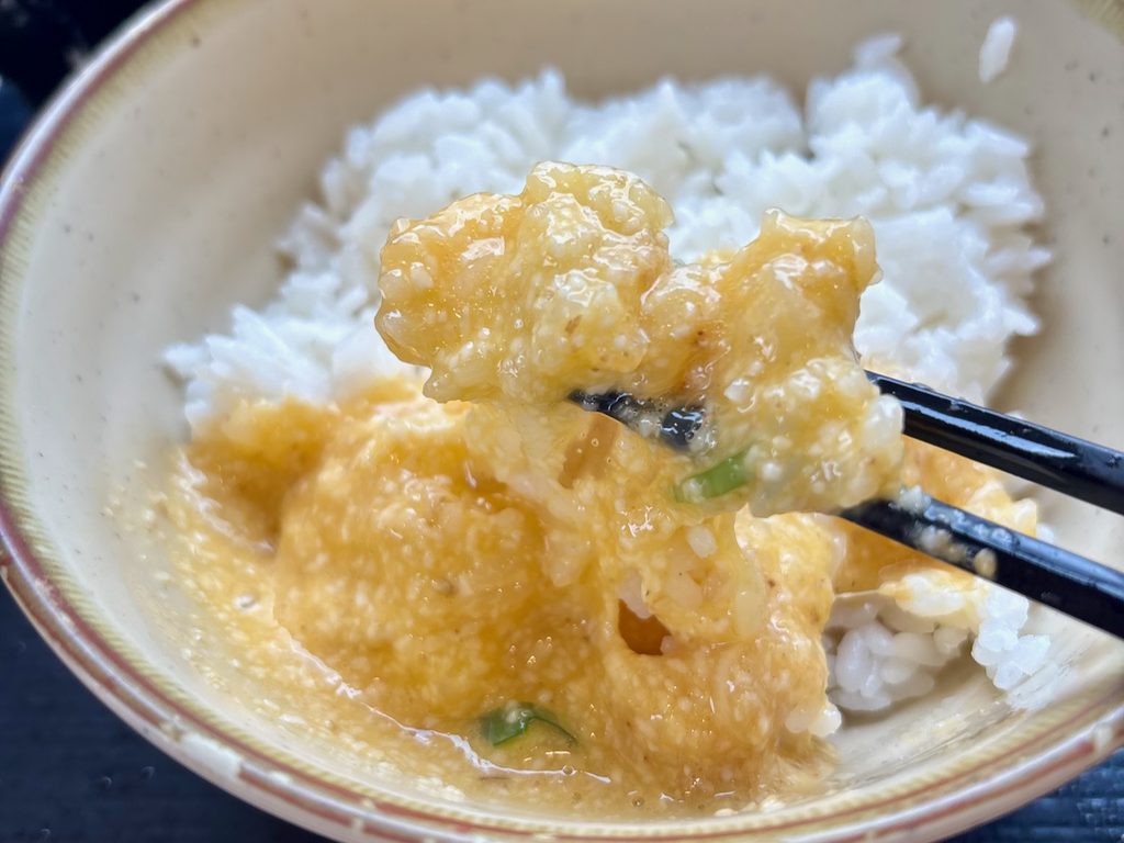 出汁とたまご、大和芋が絡み合ったご飯をかきこむ至福の瞬間