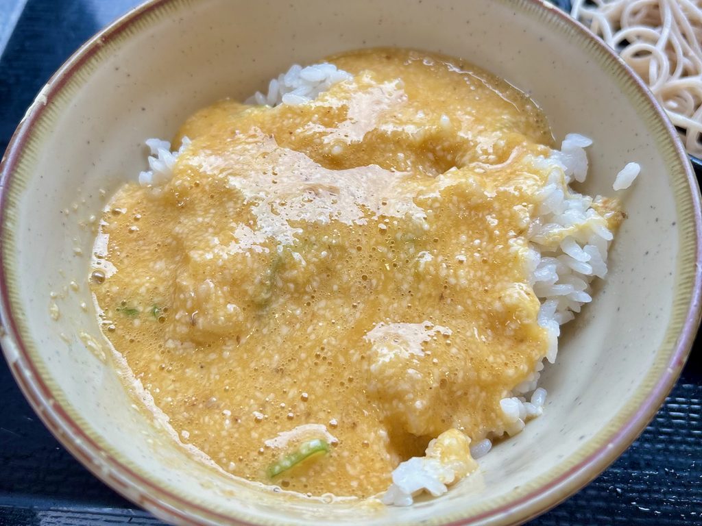 とろろをご飯にかけて贅沢な月見とろろ丼の完成