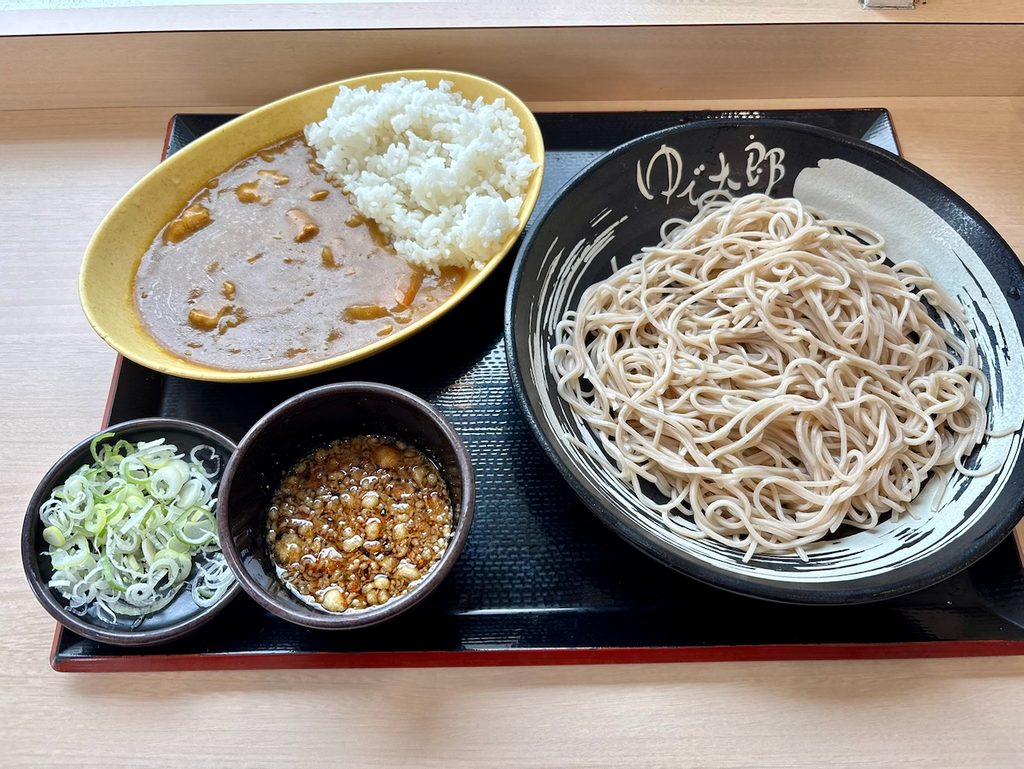 朝セット（ミニカレー）の全景。500円とは思えないボリューム感