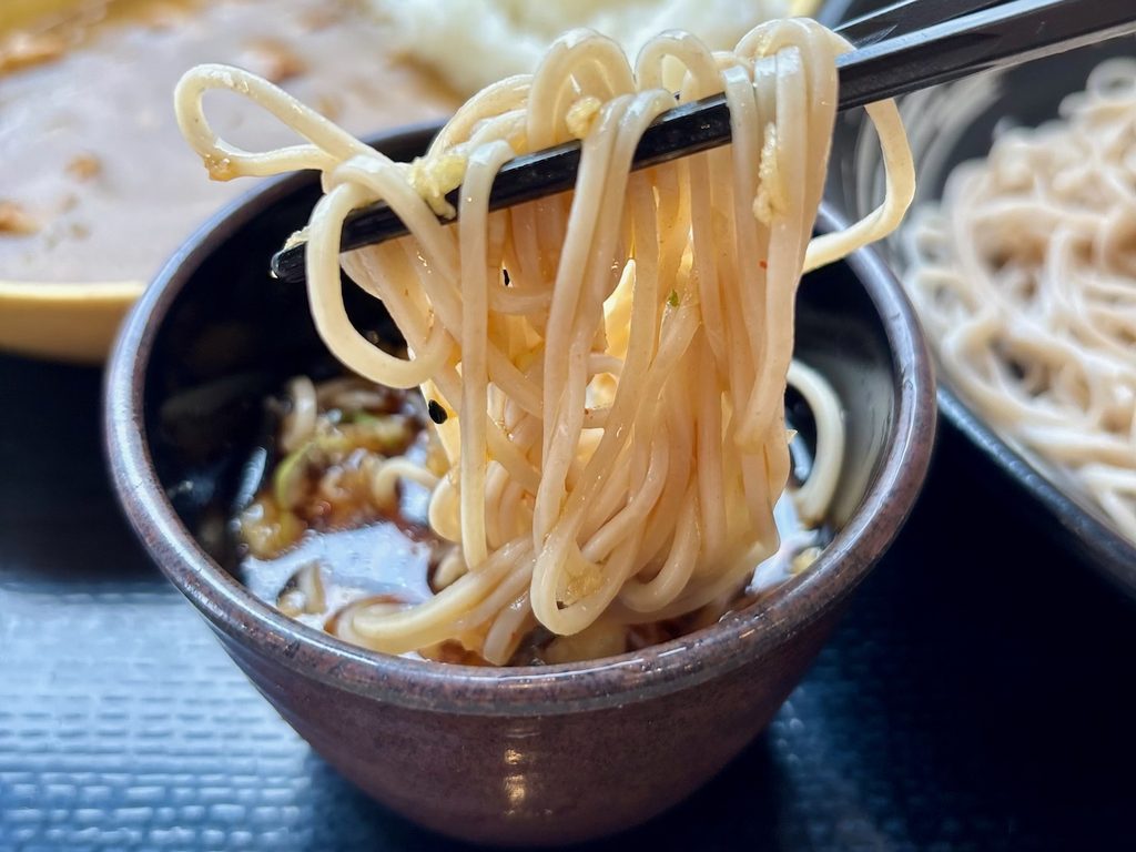 コシのある冷たいそばをつゆにくぐらせてスルスルと