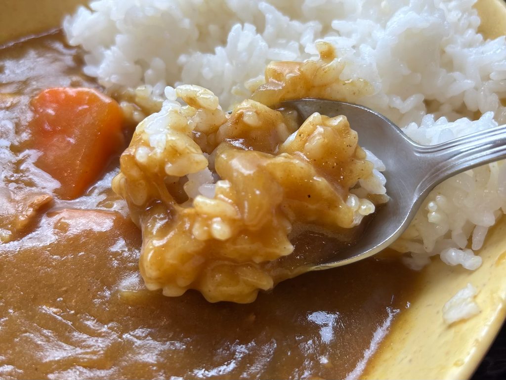 給食を思い出す懐かしい甘みと、スプーンが進むマイルドなコク