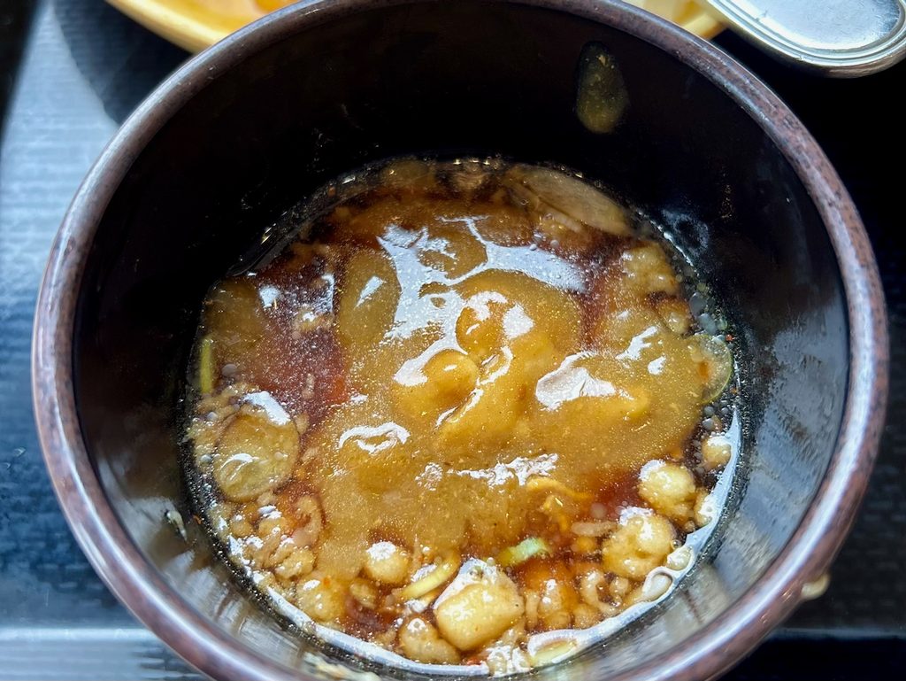 そばつゆにカレールーを投入！出汁とカレーが混ざり合う