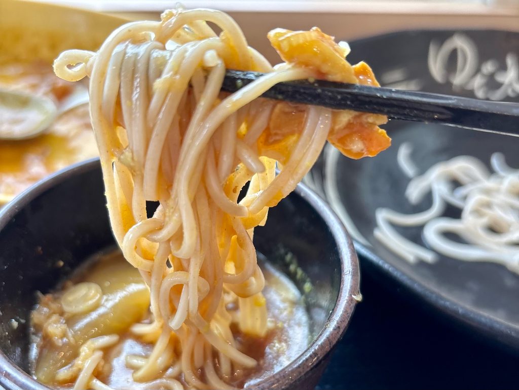 カレーつゆにくぐらせて一口。味はおいしいけれど……？