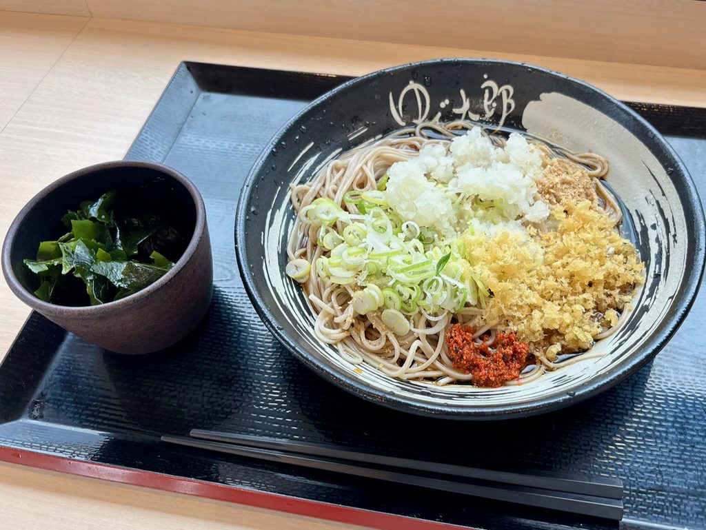 鬼おろし、ねぎ、天かす、そして鮮やかな「赤鬼」を投入