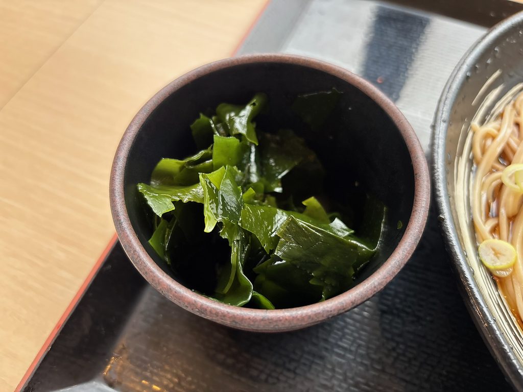 別皿で提供されるヘルシーな「三陸わかめ」